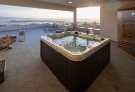 ISTRA, MEDULIN - prekrasna moderna vila 300 metara od mora s bazenom, panoramski pogled na more, Medulin, Дом