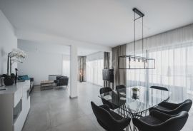 OPATIJA, LOVRAN, LIGANJ - stan u vili s bazenom 97m2+terasa 26m2 s panoramskim pogledom na more + okoliš 41m2, Lovran, Flat