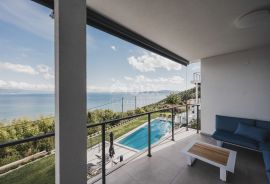 OPATIJA, LOVRAN, LIGANJ - stan u vili s bazenom 120m2+terasa 26m2 s panoramskim pogledom na more + okoliš 163m2, Lovran, Stan