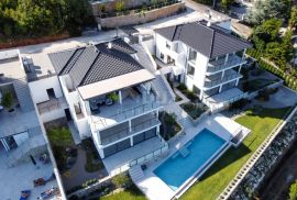 OPATIJA, LOVRAN, LIGANJ - stan u vili s bazenom 120m2+terasa 26m2 s panoramskim pogledom na more + okoliš 163m2, Lovran, Kвартира