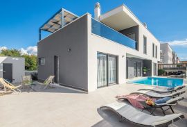 Moderna villa sa 3 stambene jedinice, Pula, Istra, Pula, Famiglia
