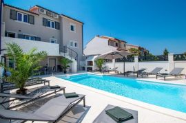 Predivna i renovirana kuća sa apartmanima na 500 m od mora, Banjole, Istra, Medulin, Σπίτι