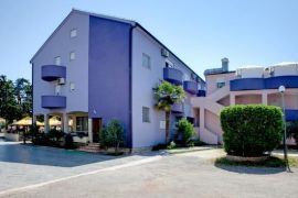 Apartmanska kuća sa ugostiteljskim objektom, Medulin, Istra, Medulin, Ev