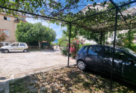 Kuća u Brodarici s 2 stana i velikim dvorištem, pogled na more, Šibenik - Okolica, House