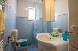 Apartmanska kuća s poslovnim prostorom, Fažana, Fažana, House