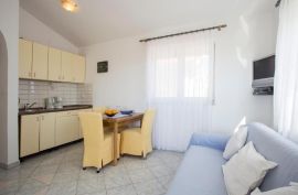 Apartmanska kuća s poslovnim prostorom, Fažana, Fažana, Famiglia