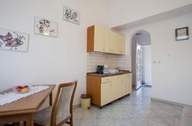 Apartmanska kuća s poslovnim prostorom, Fažana, Fažana, Famiglia