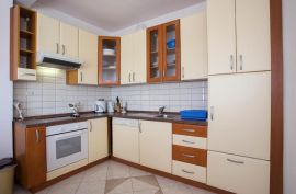 Apartmanska kuća s poslovnim prostorom, Fažana, Fažana, Haus