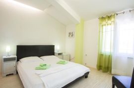 Apartmanska kuća s poslovnim prostorom, Fažana, Fažana, House