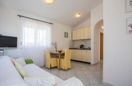 Apartmanska kuća s poslovnim prostorom, Fažana, Fažana, House