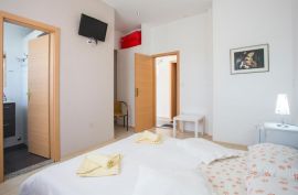 Apartmanska kuća s poslovnim prostorom, Fažana, Fažana, House