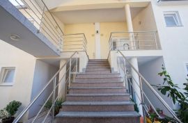 Apartmanska kuća s poslovnim prostorom, Fažana, Fažana, Casa