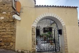 ISTRA, BUJE - Restoran sa stambenom jedinicom u centru Buja, pogled na more, Buje, Коммерческая недвижимость