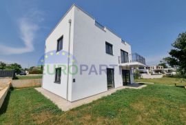 Stan s krovnom terasom, 1km od mora, Poreč okolica, Poreč, Appartement