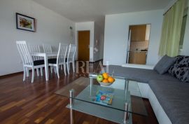 Okrug Gornji 50 m od plaže stan prvi kat 1S+DB 55m2, Okrug, Appartement