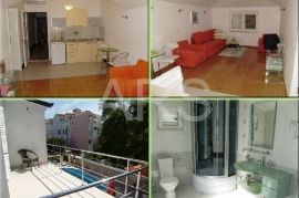 VILA S 10 APARTMANA I BAZENOM, Funtana, Famiglia