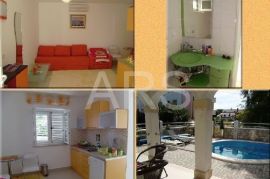 VILA S 10 APARTMANA I BAZENOM, Funtana, بيت