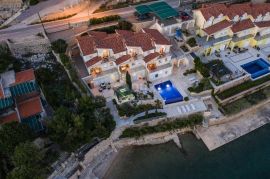 OTOK PAG, VIDALIĆI - Prostrana apartmanska vila 1. red do mora, Novalja, Famiglia