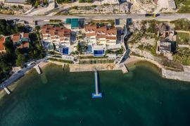 OTOK PAG, VIDALIĆI - Prostrana apartmanska vila 1. red do mora, Novalja, Casa