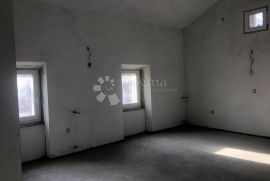 PULA - djelomično adaptiran stan na dobroj lokaciji, Pula, Kвартира