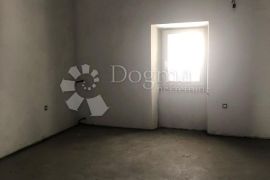 PULA - djelomično adaptiran stan na dobroj lokaciji, Pula, Διαμέρισμα