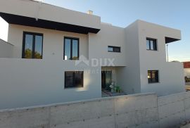 ZADAR, PLOČA - Urbana vila u novogradnji sa tri stambene jedinice, Zadar, House