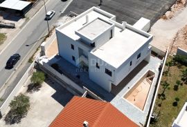 ZADAR, PLOČA - Urbana vila u novogradnji sa tri stambene jedinice, Zadar, Ev