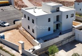 ZADAR, PLOČA - Urbana vila u novogradnji sa tri stambene jedinice, Zadar, House