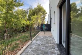 Vir, Apartman 1 S1 sa vlastitom okućnicom 30m do mora, Vir, Διαμέρισμα