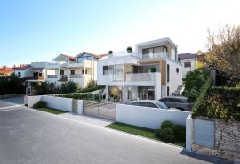 Crveni vrh, kuća sa projektom i građevinskom 220 m od mora!, Umag, House