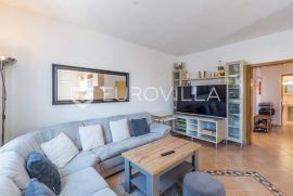 Istra, Rovinj, osunčan dvosoban stan s pripadajućom garažom NKP 77,36m2, Rovinj, Apartamento