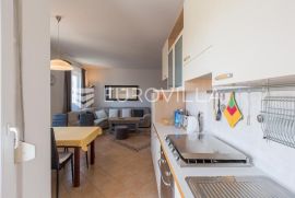 Istra, Rovinj, osunčan dvosoban stan s pripadajućom garažom NKP 77,36m2, Rovinj, Apartamento