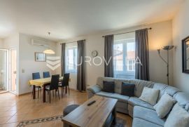 Istra, Rovinj, osunčan dvosoban stan s pripadajućom garažom NKP 77,36m2, Rovinj, Apartamento