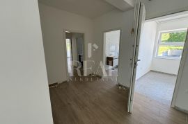 Gračani stan 250 m2 ,4S+Db,dvije garaže, okućnica 214 m2, Stan