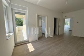 Gračani stan 250 m2 ,4S+Db,dvije garaže, okućnica 214 m2, Daire