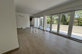 Gračani stan 250 m2 ,4S+Db,dvije garaže, okućnica 214 m2, Stan