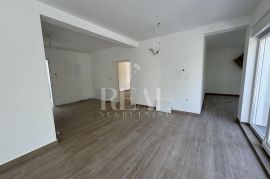 Gračani stan 250 m2 ,4S+Db,dvije garaže, okućnica 214 m2, شقة