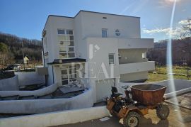 Gračani stan 250 m2 ,4S+Db,dvije garaže, okućnica 214 m2, Apartamento