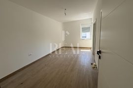 Gračani stan 250 m2 ,4S+Db,dvije garaže, okućnica 214 m2, Stan