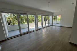 Gračani stan 250 m2 ,4S+Db,dvije garaže, okućnica 214 m2, Appartamento