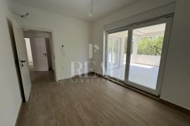 Gračani stan 250 m2 ,4S+Db,dvije garaže, okućnica 214 m2, Daire