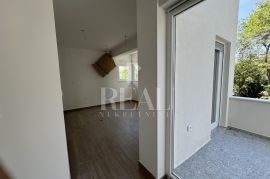 Gračani stan 250 m2 ,4S+Db,dvije garaže, okućnica 214 m2, Appartment