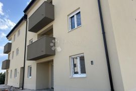 RIJEKA,MARINIĆI -1S+DB u novogradnji s okućnicom i dva parking mjesta, Viškovo, Apartamento