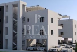 Novogradnja trogir stan u prizemlju 2S+DB 66m2 + vrt 80 m2, Trogir, Kвартира