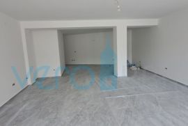 Omišalj, centar, poslovni prostor 88 m2 na traženoj lokaciji, prodaja/najam, Omišalj, Propriedade comercial