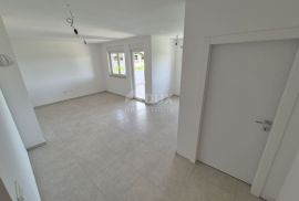 ISTRA, PULA- Stan u prizemlju + vrt od 205 m2!, Ližnjan, Wohnung