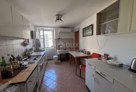 ŠIBENIK, CENTAR - Kuća i konoba s velikim potencijalom u centru grada, Šibenik, House