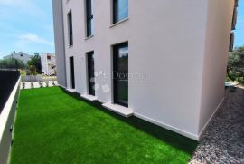 LUKSUZNI STAN S BAZENOM I VRTOM - 100M OD MORA, Zadar - Okolica, Appartement