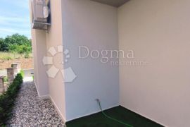 LUKSUZNI STAN S BAZENOM I VRTOM - 100M OD MORA, Zadar - Okolica, Appartement