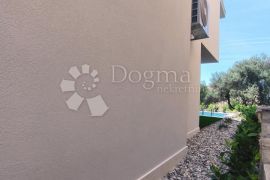 LUKSUZNI STAN S BAZENOM I VRTOM - 100M OD MORA, Zadar - Okolica, Apartamento